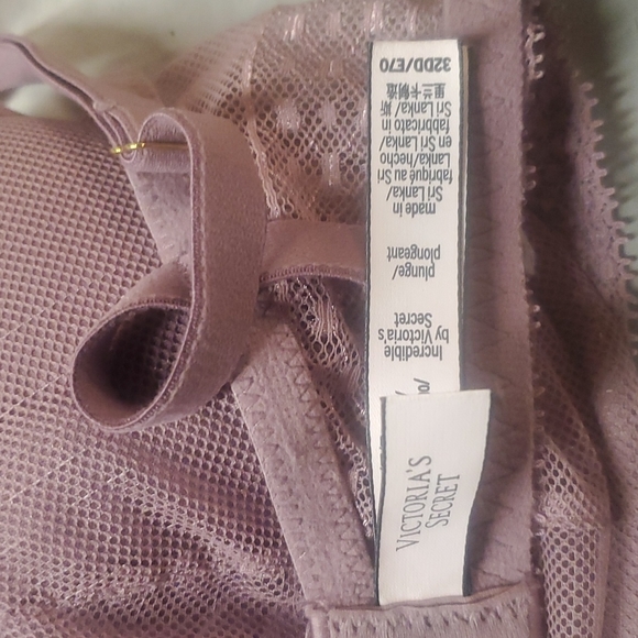 Incredible By Victoria's Secret Lightly-Lined Lace Plunge Bra Size 32DD - Picture 3 of 4